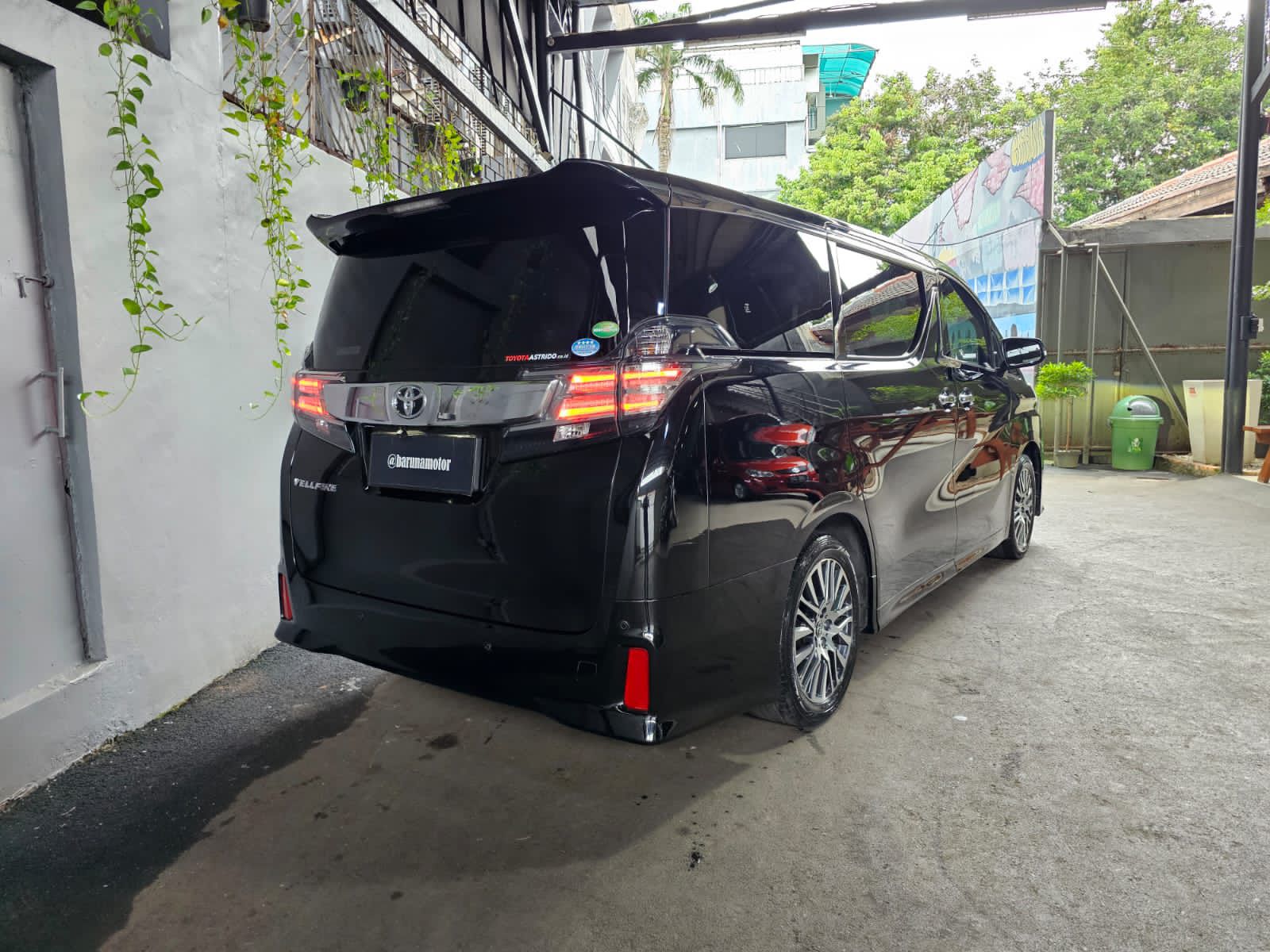 2015 Toyota Alphard 2.5 G A/T 2015 Toyota Alphard 2.5 G A/T
