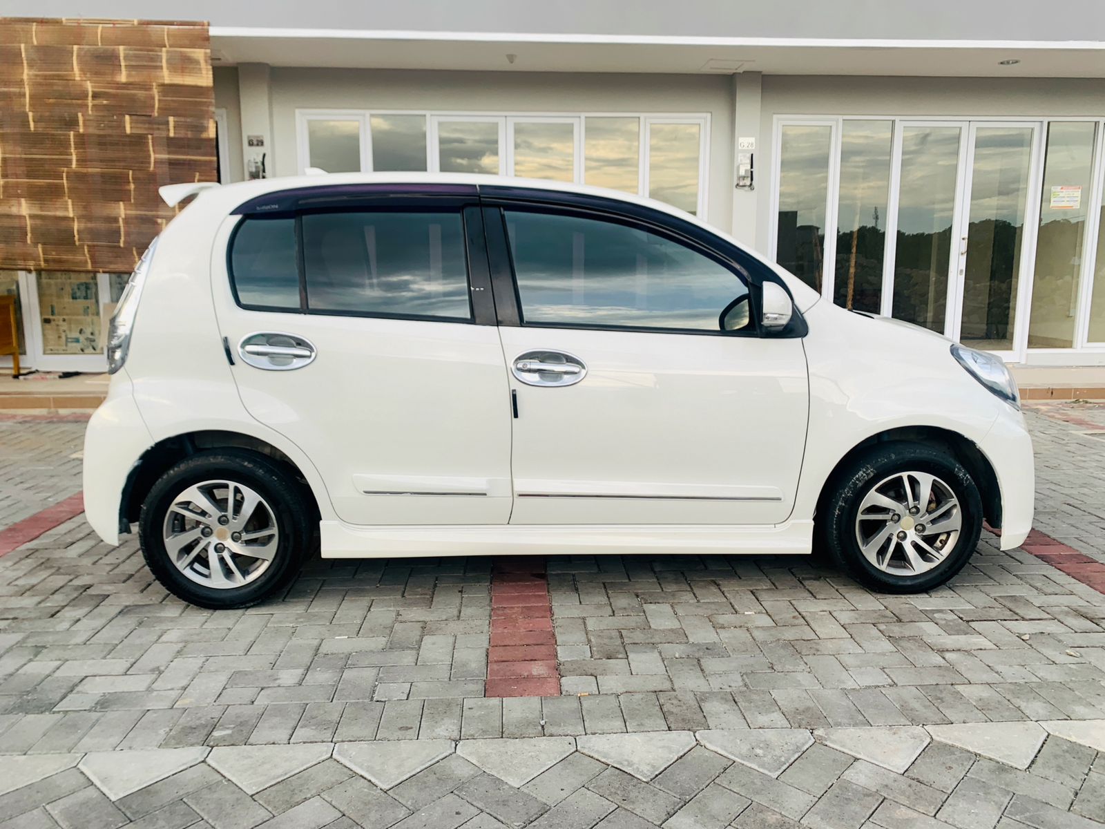 2015 Daihatsu Sirion 1.3L M AT SPORTY 2015 Daihatsu Sirion 1.3L M AT SPORTY