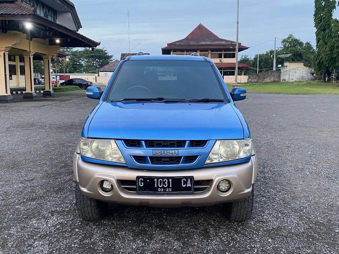 2004 Isuzu Panther TOURING 25 MT FF L Bekas 2004 Isuzu Panther TOURING 25 MT FF L Bekas