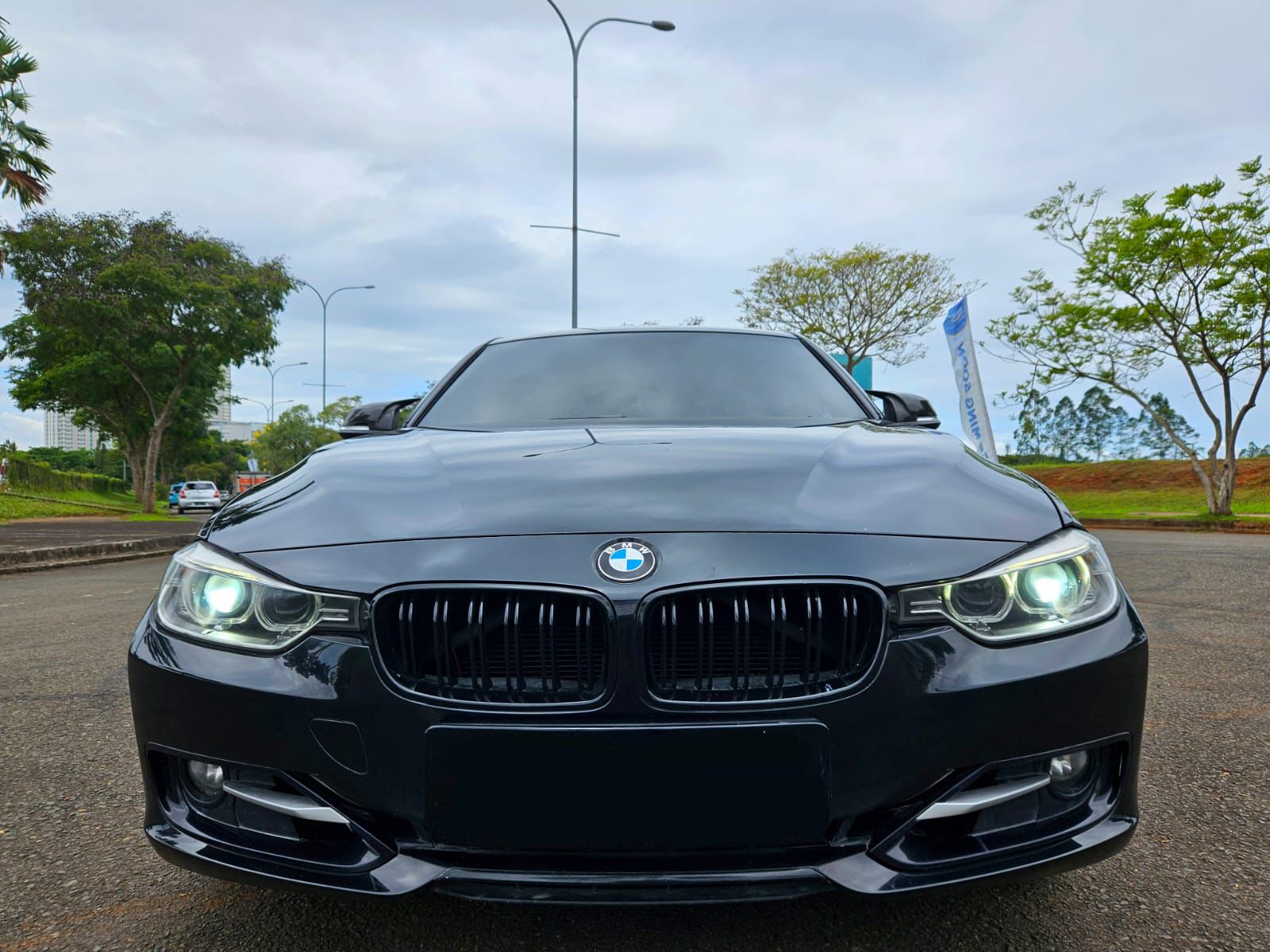 2015 BMW 3 Series Sedan  320i F30 SPORT Bekas 2015 BMW 3 Series Sedan  320i F30 SPORT Bekas