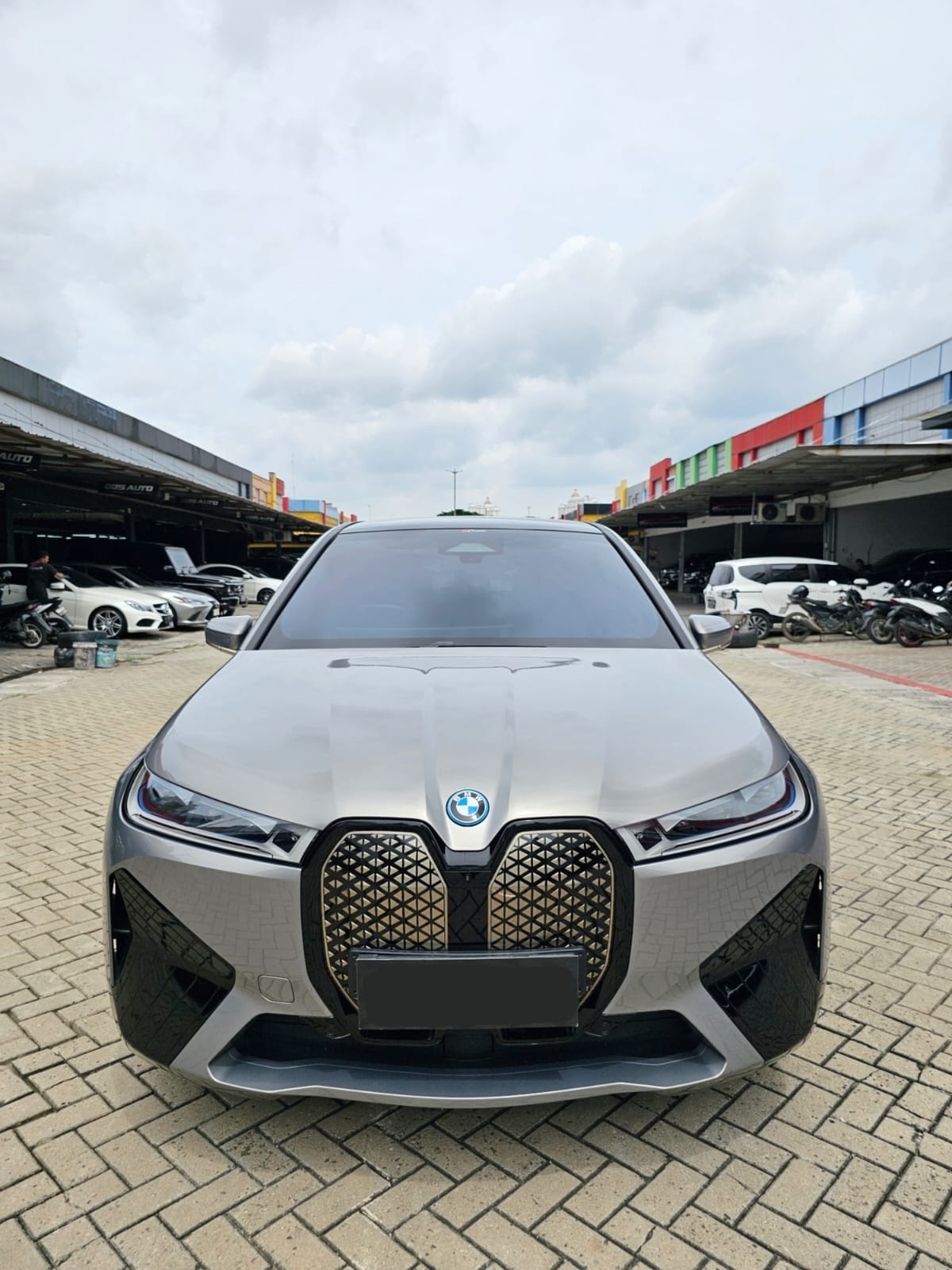 2023 BMW iX xDrive 40 Sport Bekas 2023 BMW iX xDrive 40 Sport Bekas