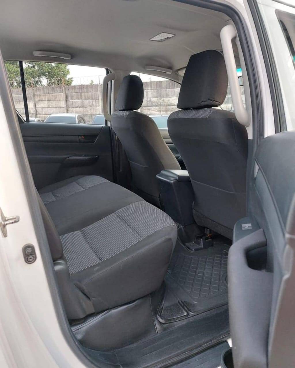 2017 Toyota Hilux Double Cabin E 3.0L MT 2017 Toyota Hilux Double Cabin E 3.0L MT