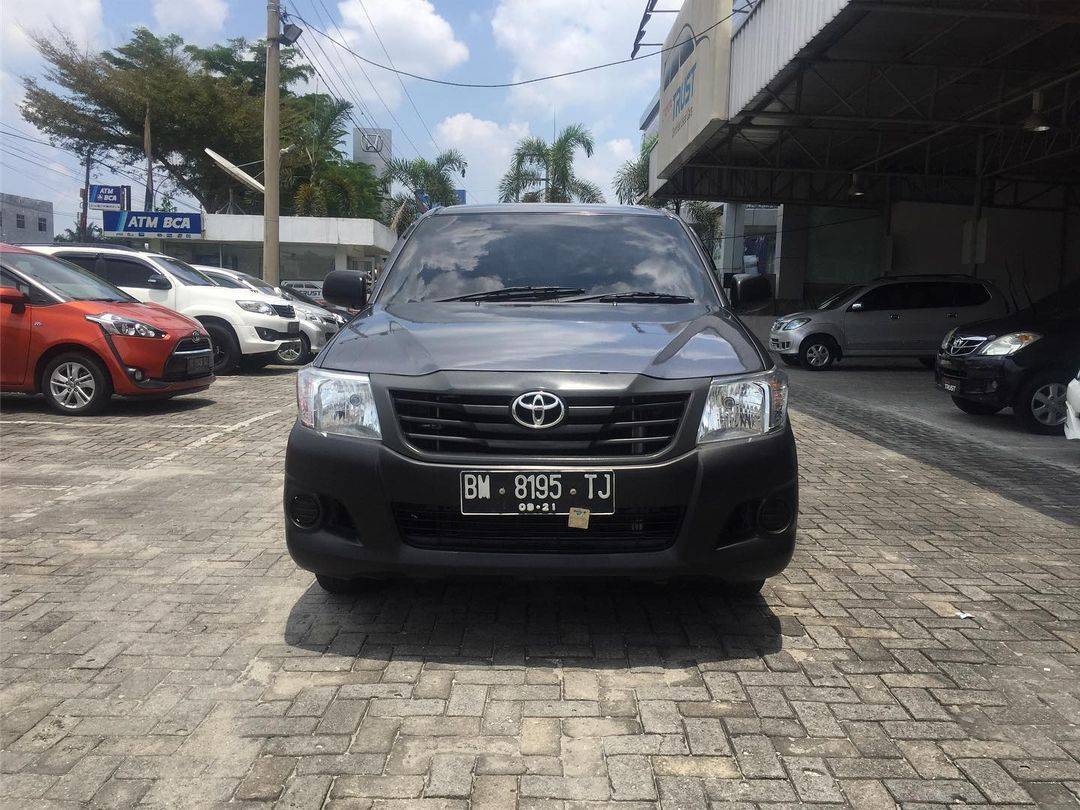 Second Hand 2012 Toyota Hilux 2.0L Single Cab Second Hand 2012 Toyota Hilux 2.0L Single Cab