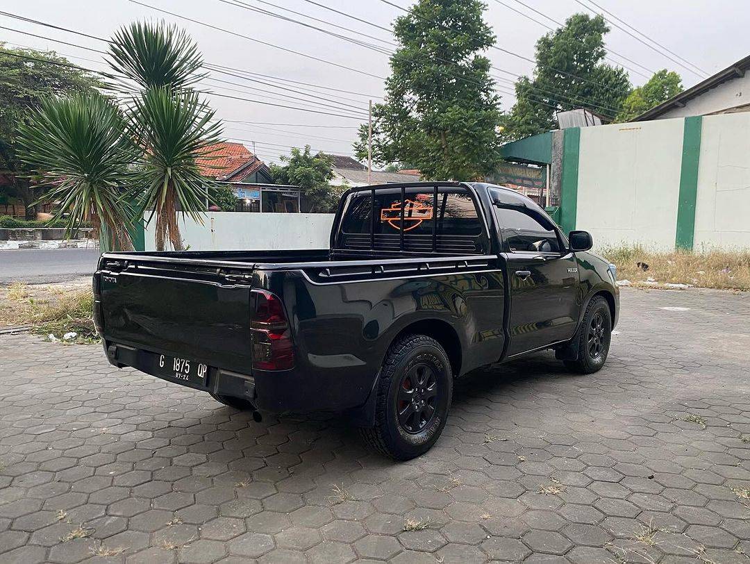 2014 Toyota Hilux  SC 4X2 2.5 MT DIESEL 2014 Toyota Hilux  SC 4X2 2.5 MT DIESEL