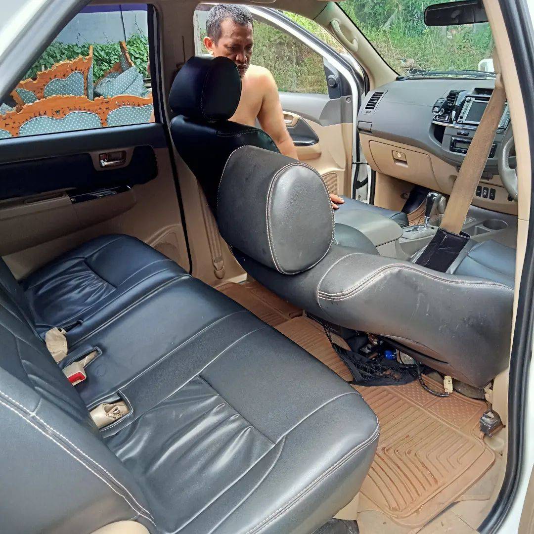 2013 Toyota Fortuner  2.7 L 4X4 V LUX A/T 2013 Toyota Fortuner  2.7 L 4X4 V LUX A/T