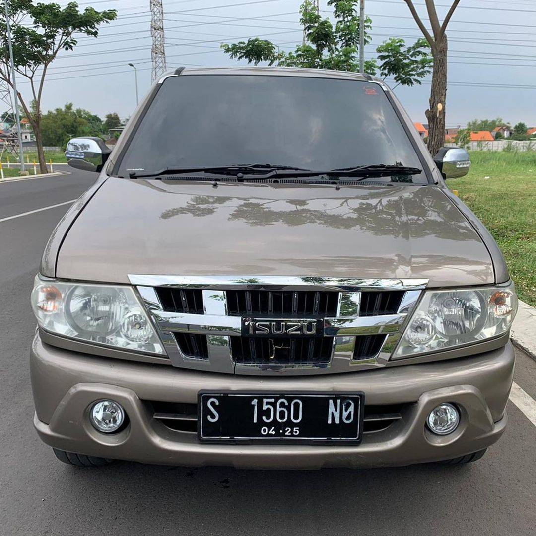 Second Hand 2010 Isuzu Panther LS 2.5 MT Second Hand 2010 Isuzu Panther LS 2.5 MT