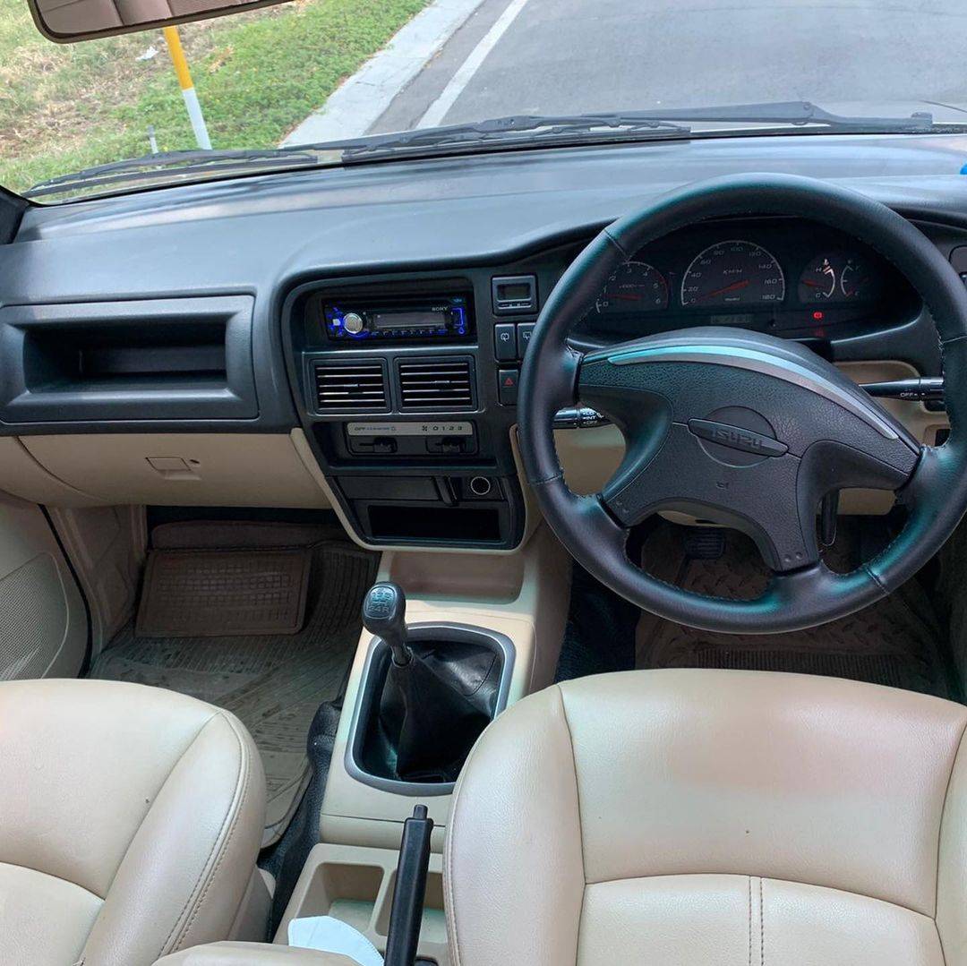 2010 Isuzu Panther LS 2.5 MT 2010 Isuzu Panther LS 2.5 MT