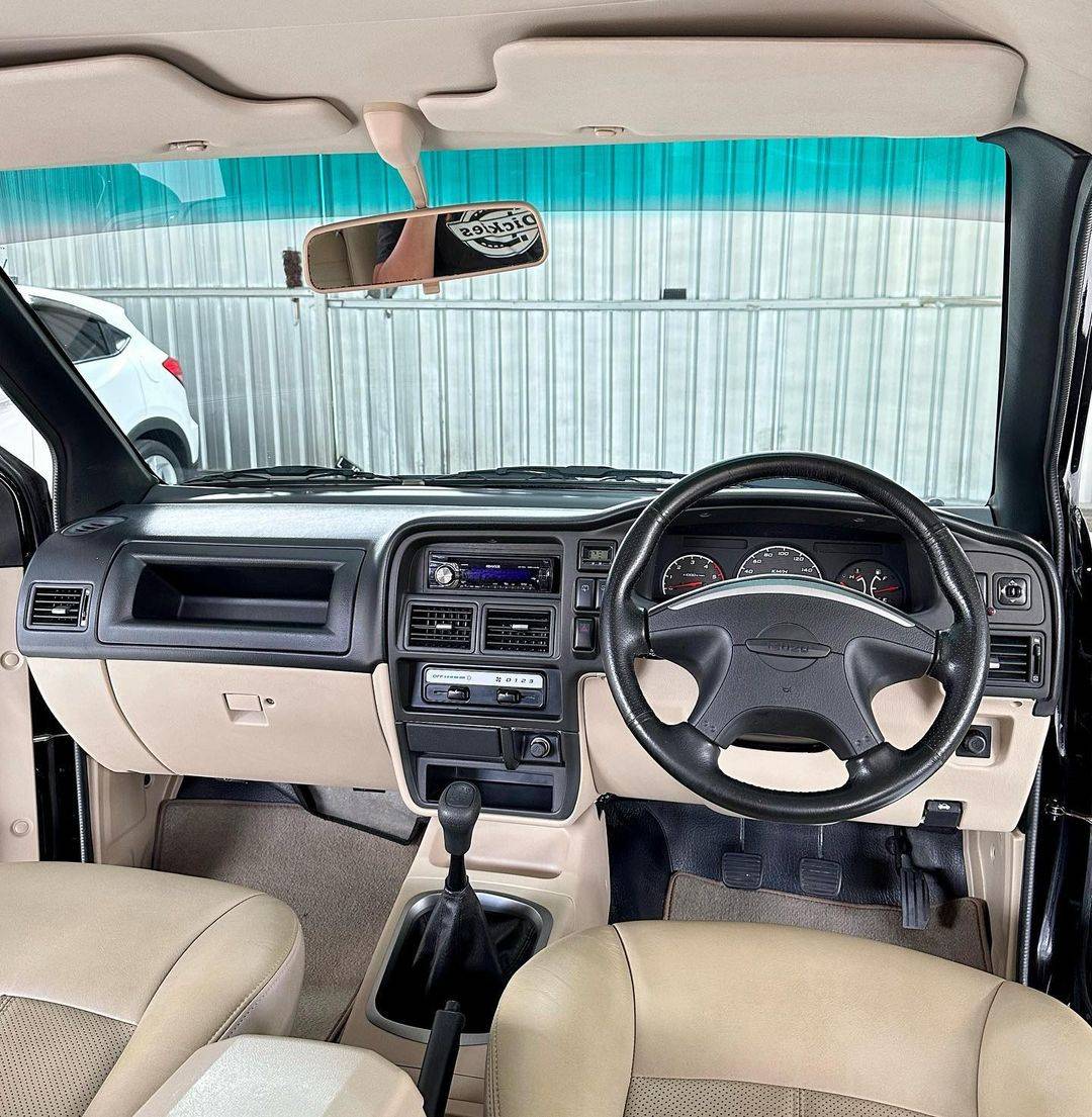 2012 Isuzu Panther 2012 Isuzu Panther