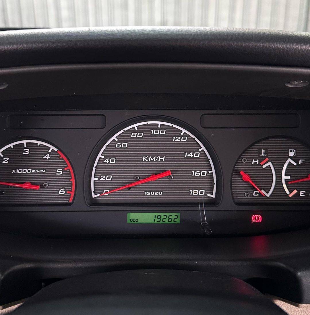 2012 Isuzu Panther 2012 Isuzu Panther