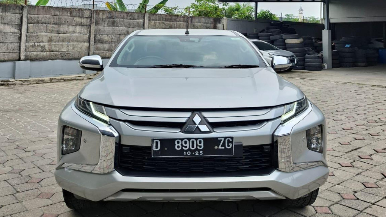 2020 Mitsubishi Triton Double Cab Ultimate 4x4 AT Bekas 2020 Mitsubishi Triton Double Cab Ultimate 4x4 AT Bekas