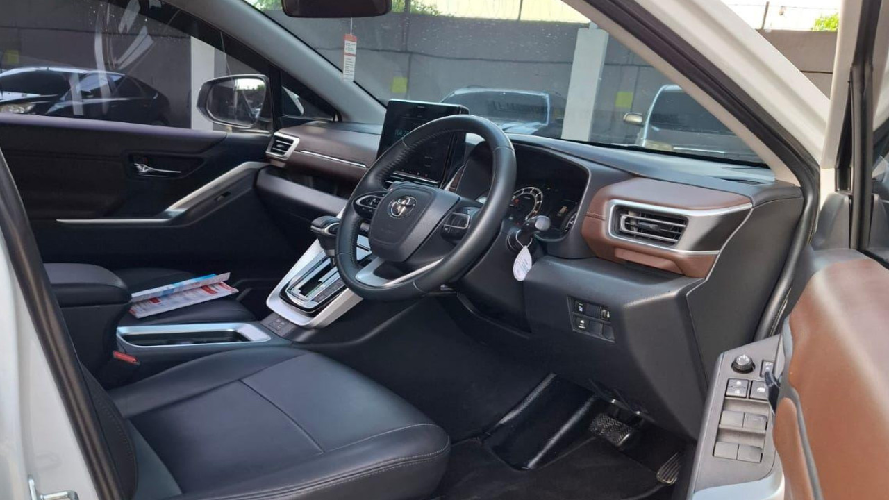 2023 Toyota Kijang Innova Zenix Hybrid EV 2023 Toyota Kijang Innova Zenix Hybrid EV