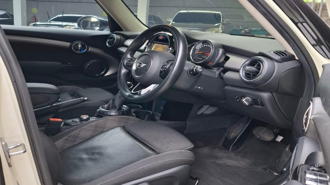 2016 MINI 5 Door 2016 MINI 5 Door