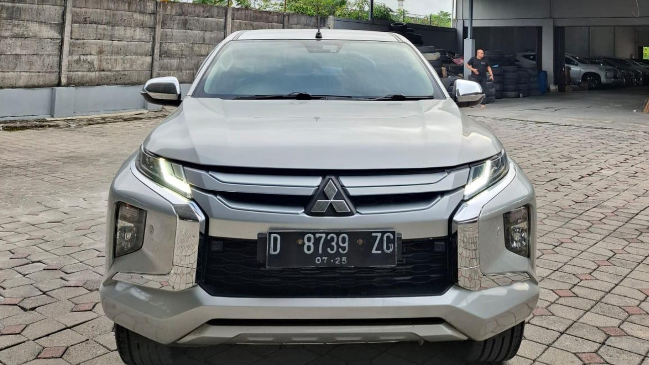 2020 Mitsubishi Triton Double Cab Ultimate 4x4 AT Bekas 2020 Mitsubishi Triton Double Cab Ultimate 4x4 AT Bekas