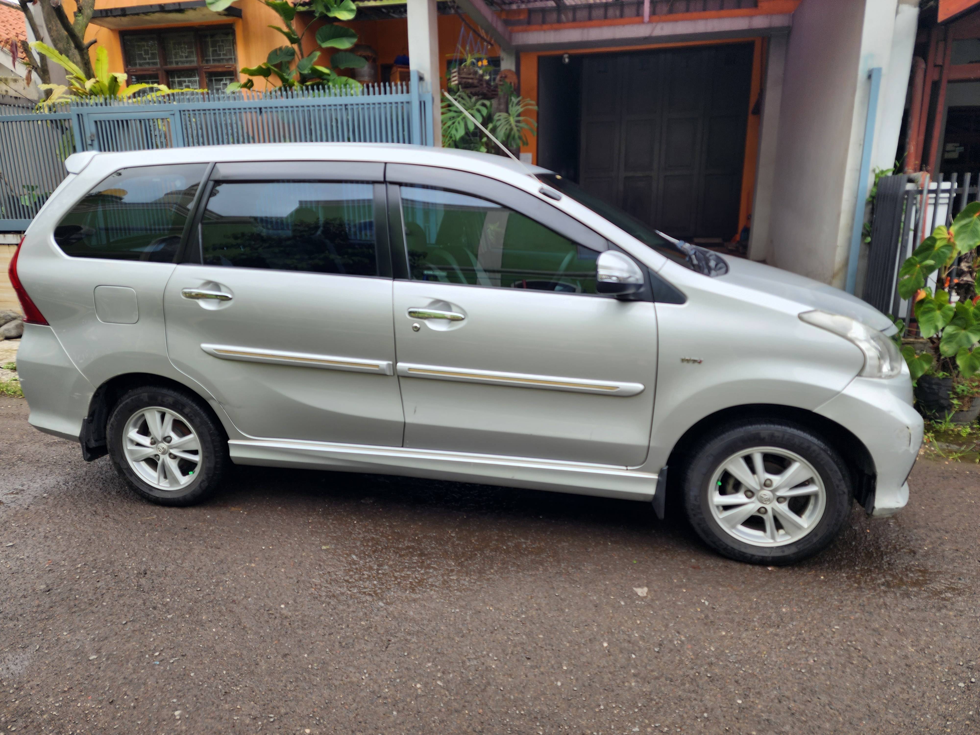 2013 Toyota Avanza Veloz  1.5 MT 2013 Toyota Avanza Veloz  1.5 MT
