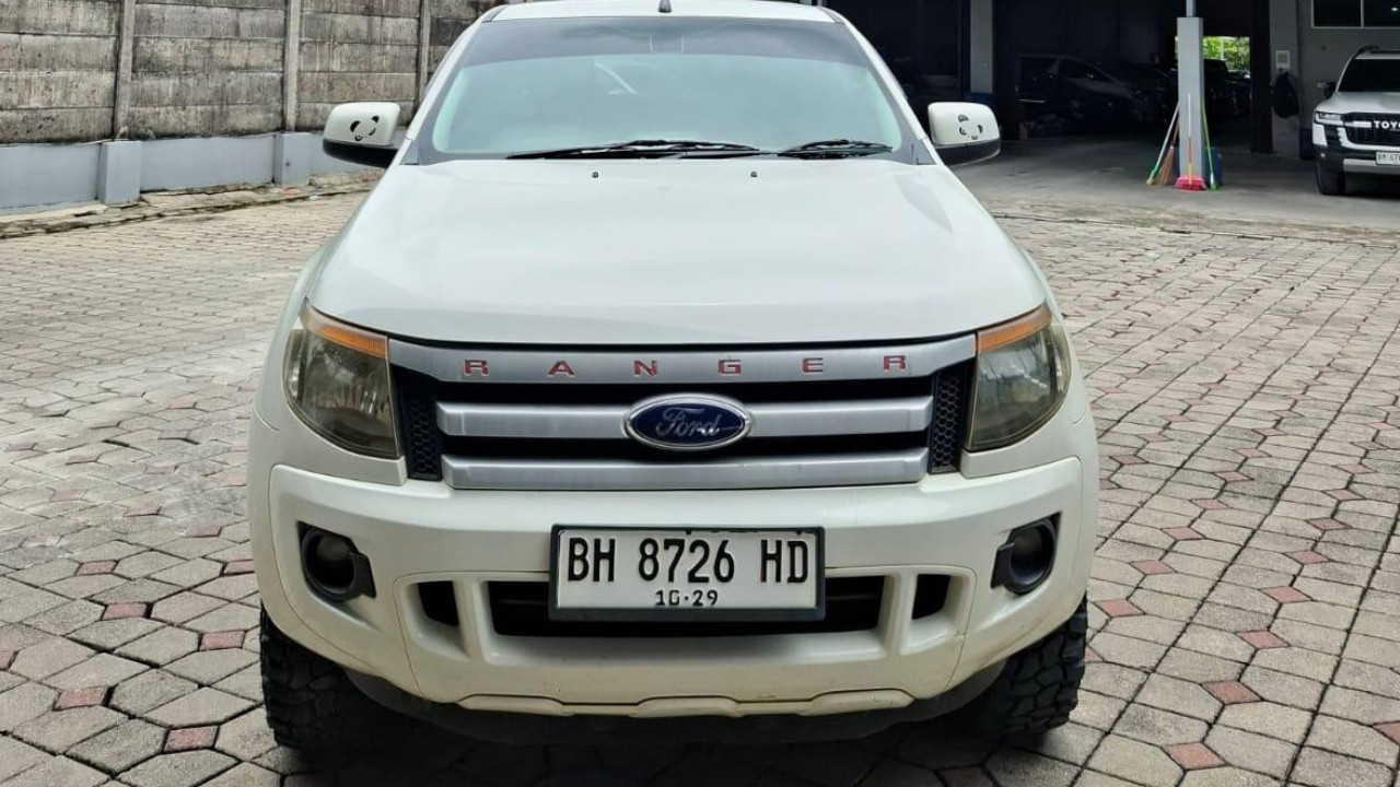 2014 Ford Ranger DC 2.2 XLS 4X2 MT Bekas 2014 Ford Ranger DC 2.2 XLS 4X2 MT Bekas