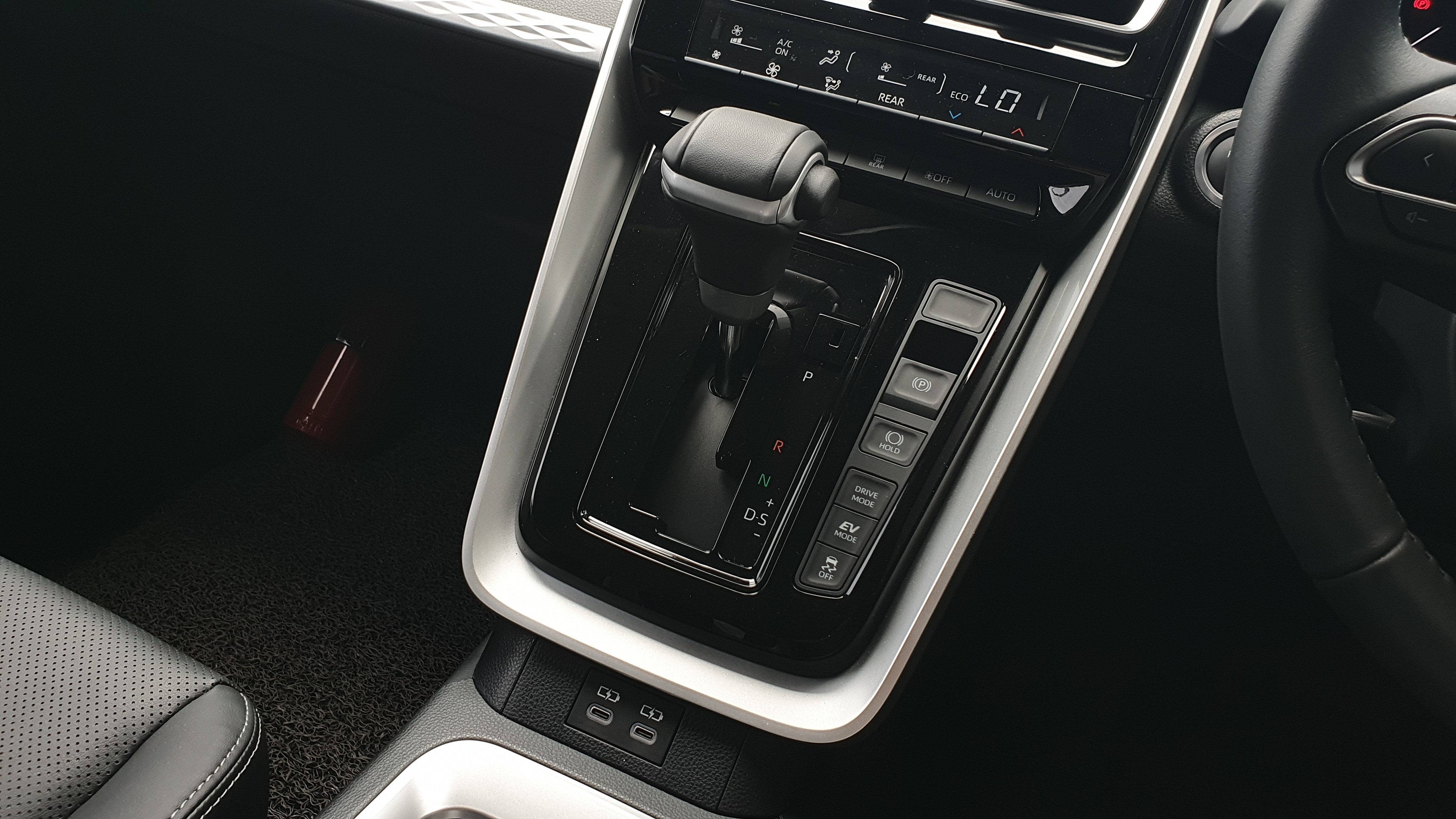 2024 Toyota Kijang Innova Zenix Hybrid EV 2024 Toyota Kijang Innova Zenix Hybrid EV