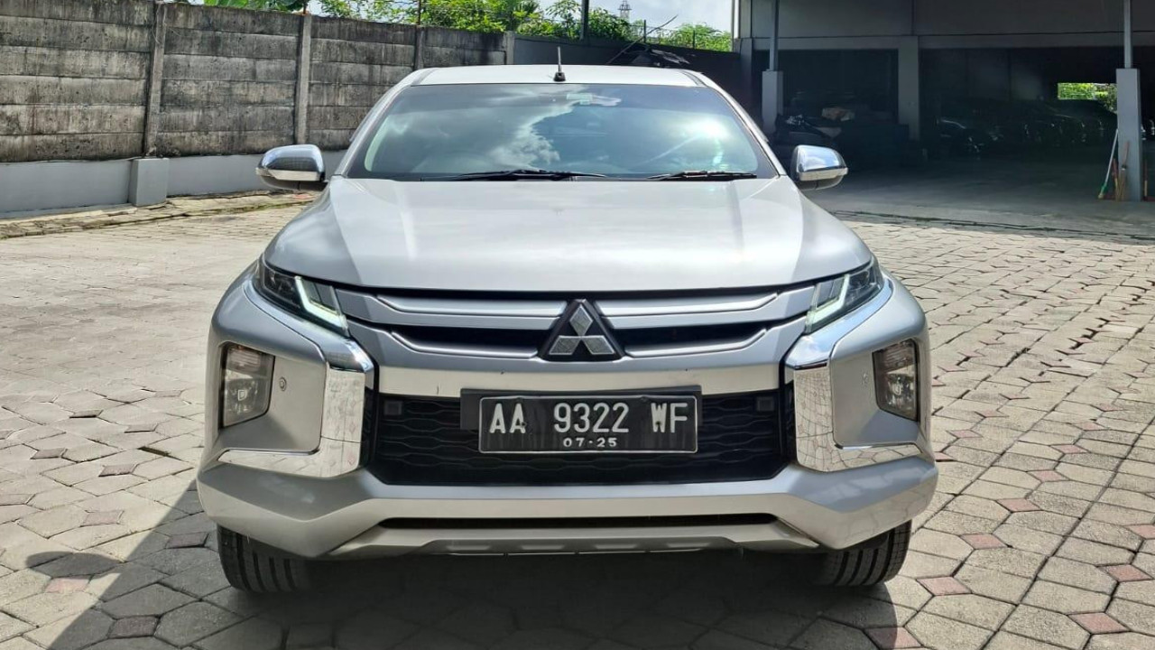 2020 Mitsubishi Triton Double Cab Ultimate 4x4 AT Bekas 2020 Mitsubishi Triton Double Cab Ultimate 4x4 AT Bekas