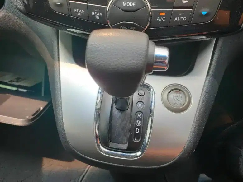 2017 Nissan Serena  2.0 X 2017 Nissan Serena  2.0 X