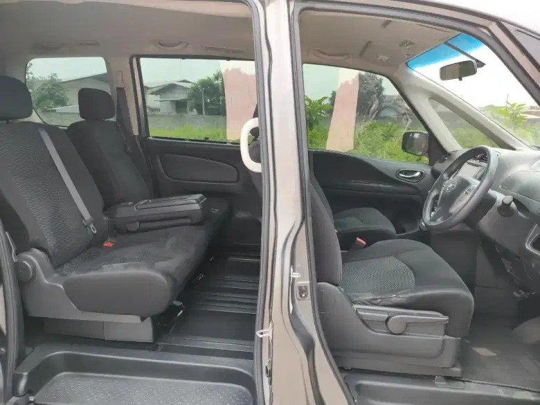 2017 Nissan Serena  2.0 X 2017 Nissan Serena  2.0 X