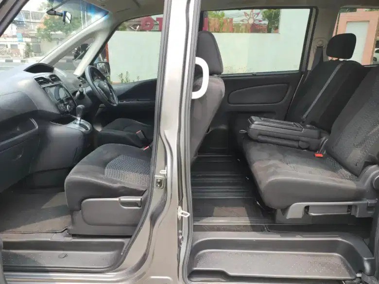 2017 Nissan Serena  2.0 X 2017 Nissan Serena  2.0 X