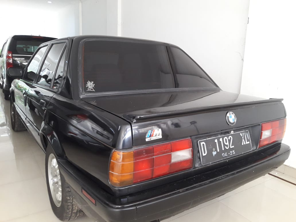 Dijual 1991 BMW 3 Series Sedan  318iAt 318iAt Bekas