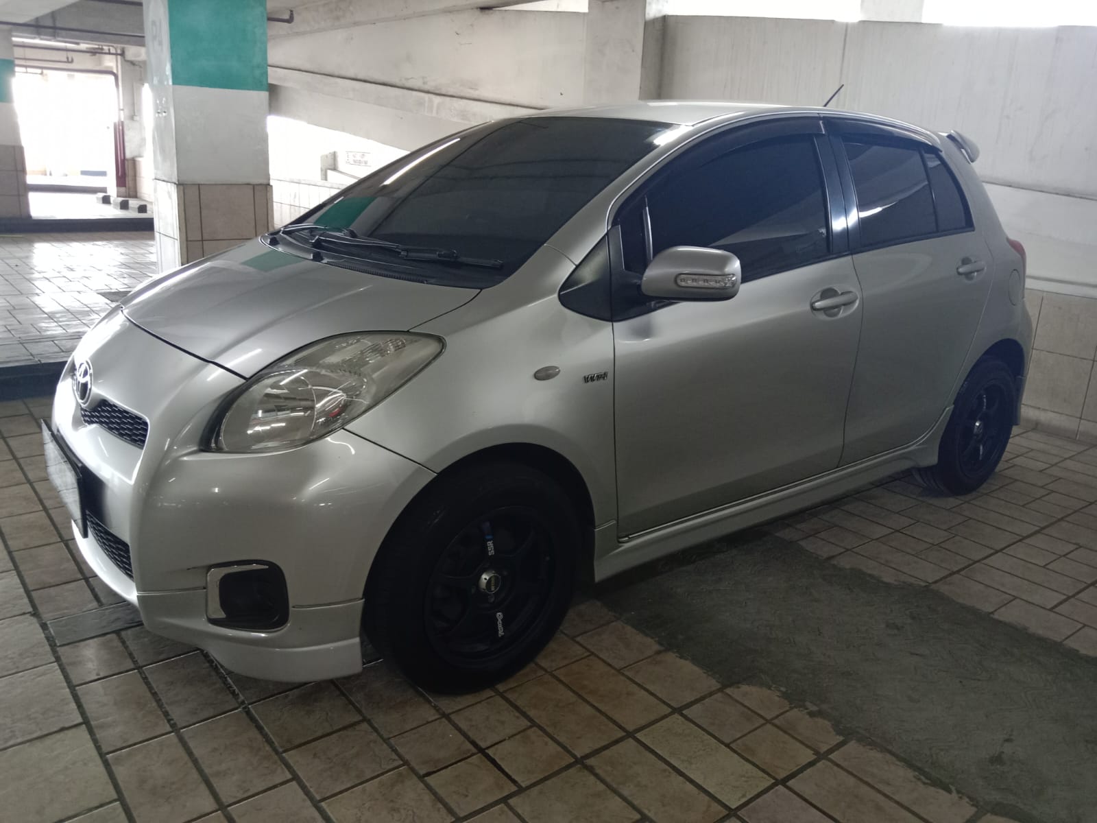 2012 Toyota Yaris  E AT 2012 Toyota Yaris  E AT