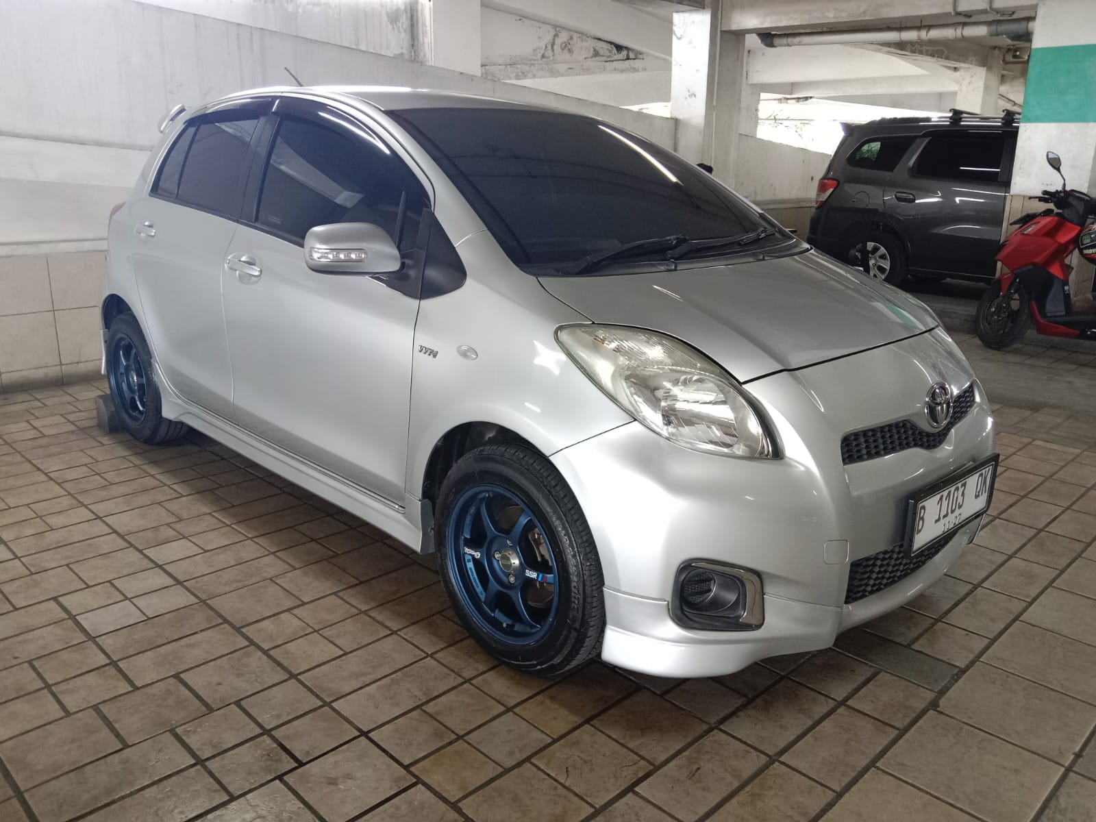 2012 Toyota Yaris  E AT 2012 Toyota Yaris  E AT