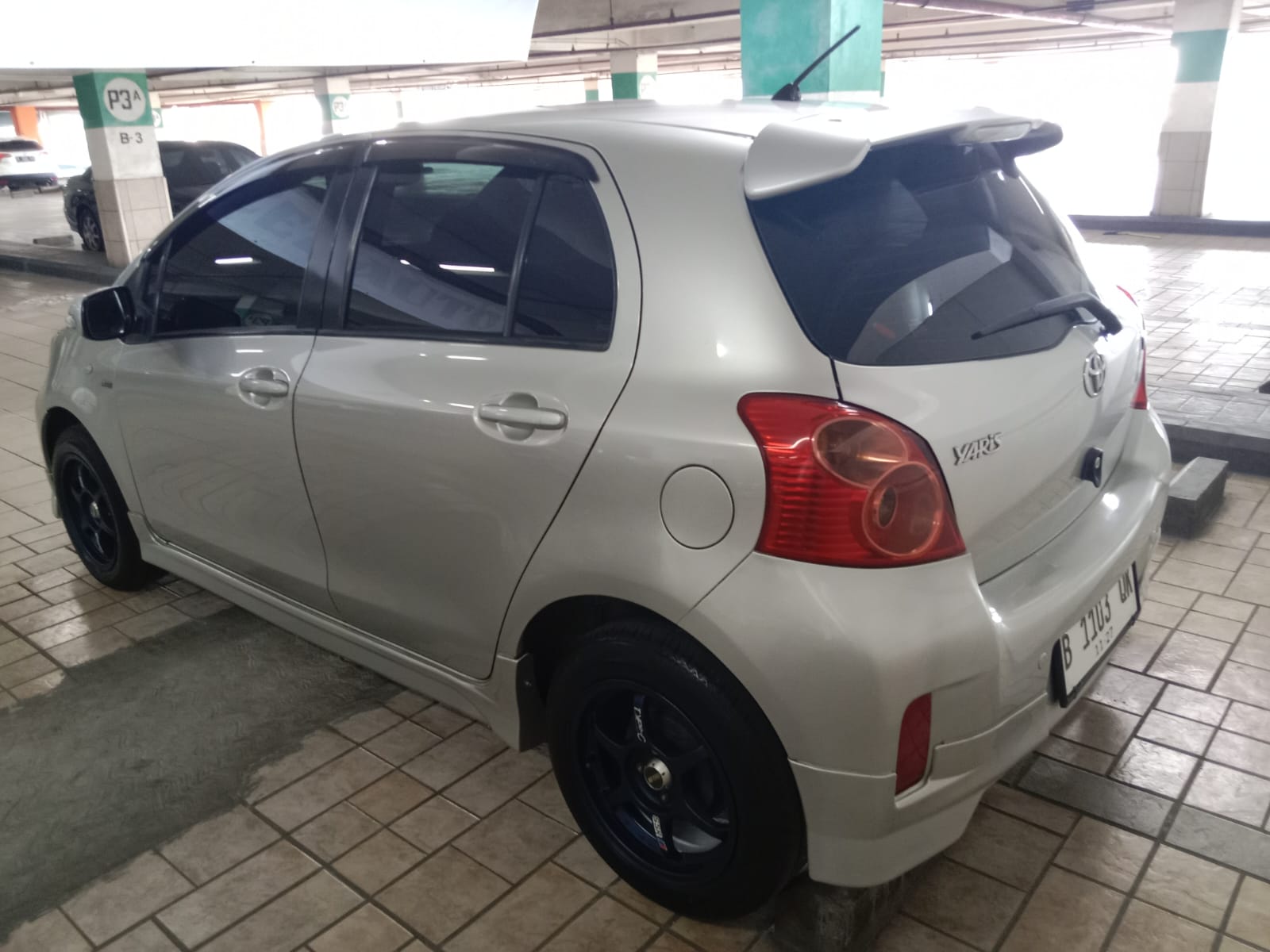 2012 Toyota Yaris  E AT 2012 Toyota Yaris  E AT