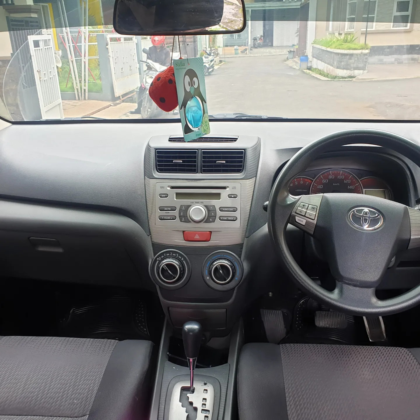 2012 Toyota Avanza Veloz  1.3 AT 2012 Toyota Avanza Veloz  1.3 AT