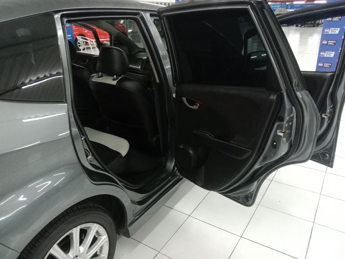 2013 Honda Jazz  1.5L RS AT 2013 Honda Jazz  1.5L RS AT