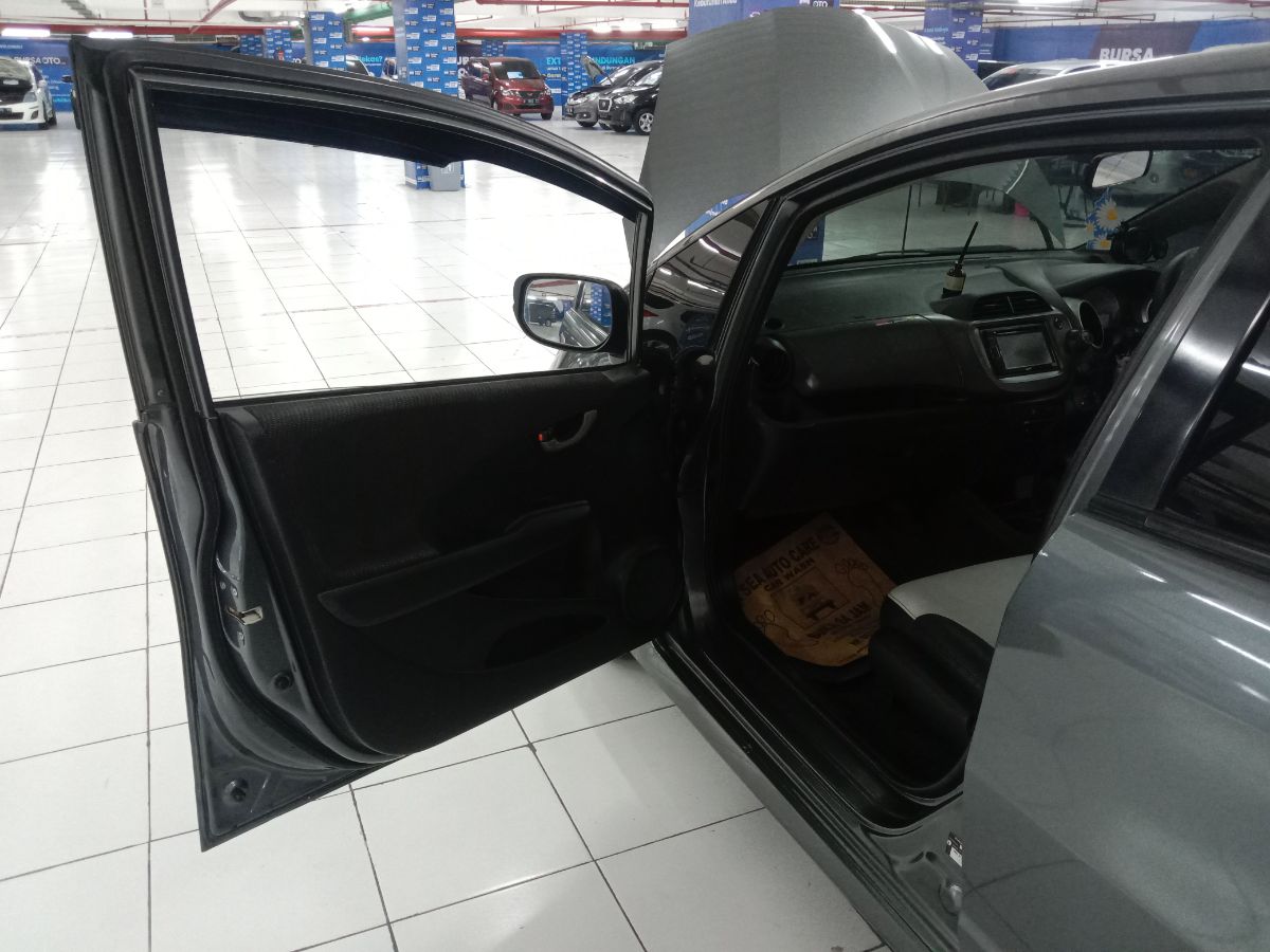 2013 Honda Jazz  1.5L RS AT 2013 Honda Jazz  1.5L RS AT