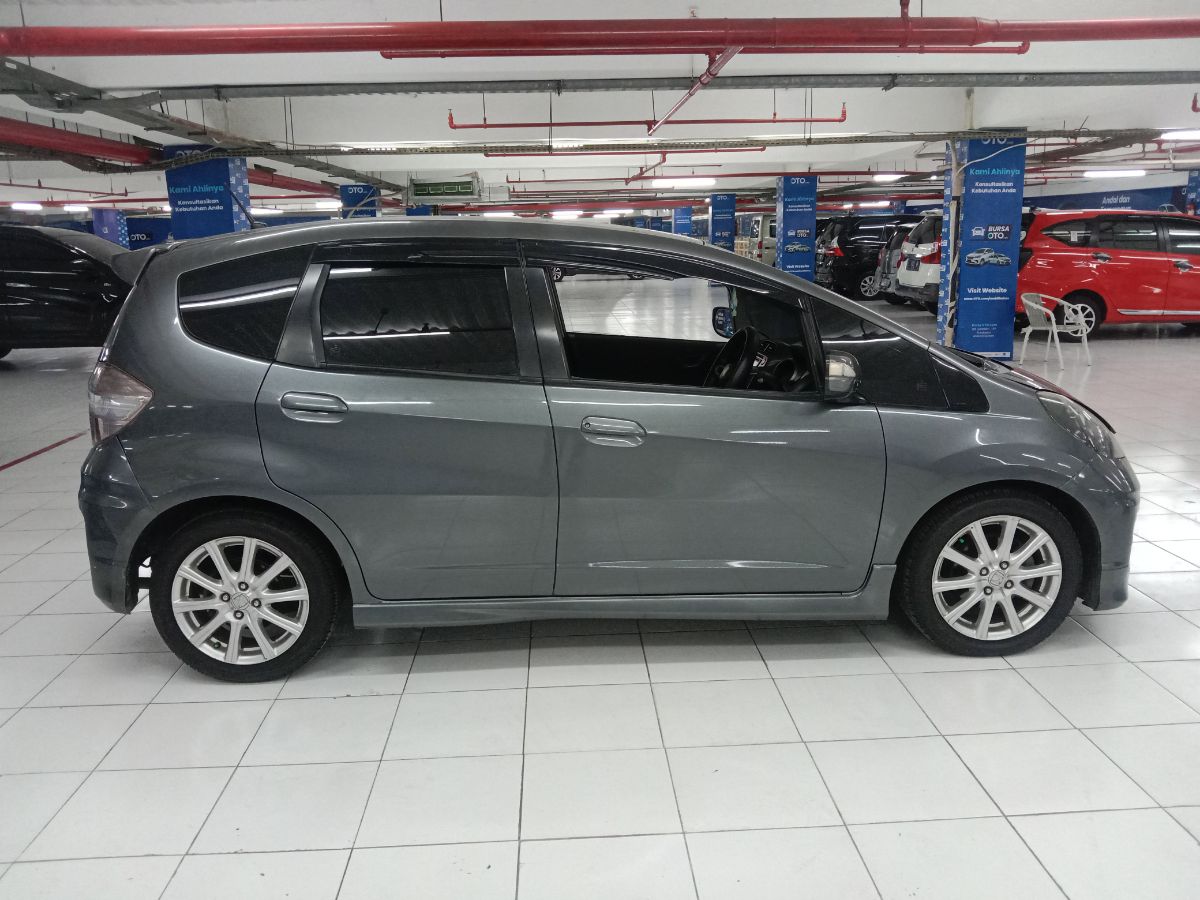 2013 Honda Jazz  1.5L RS AT 2013 Honda Jazz  1.5L RS AT