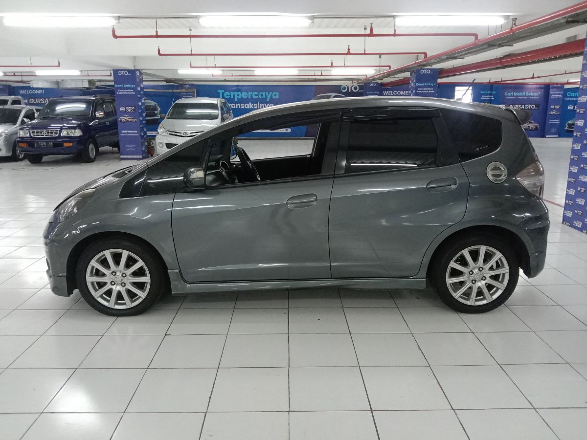 2013 Honda Jazz  1.5L RS AT 2013 Honda Jazz  1.5L RS AT