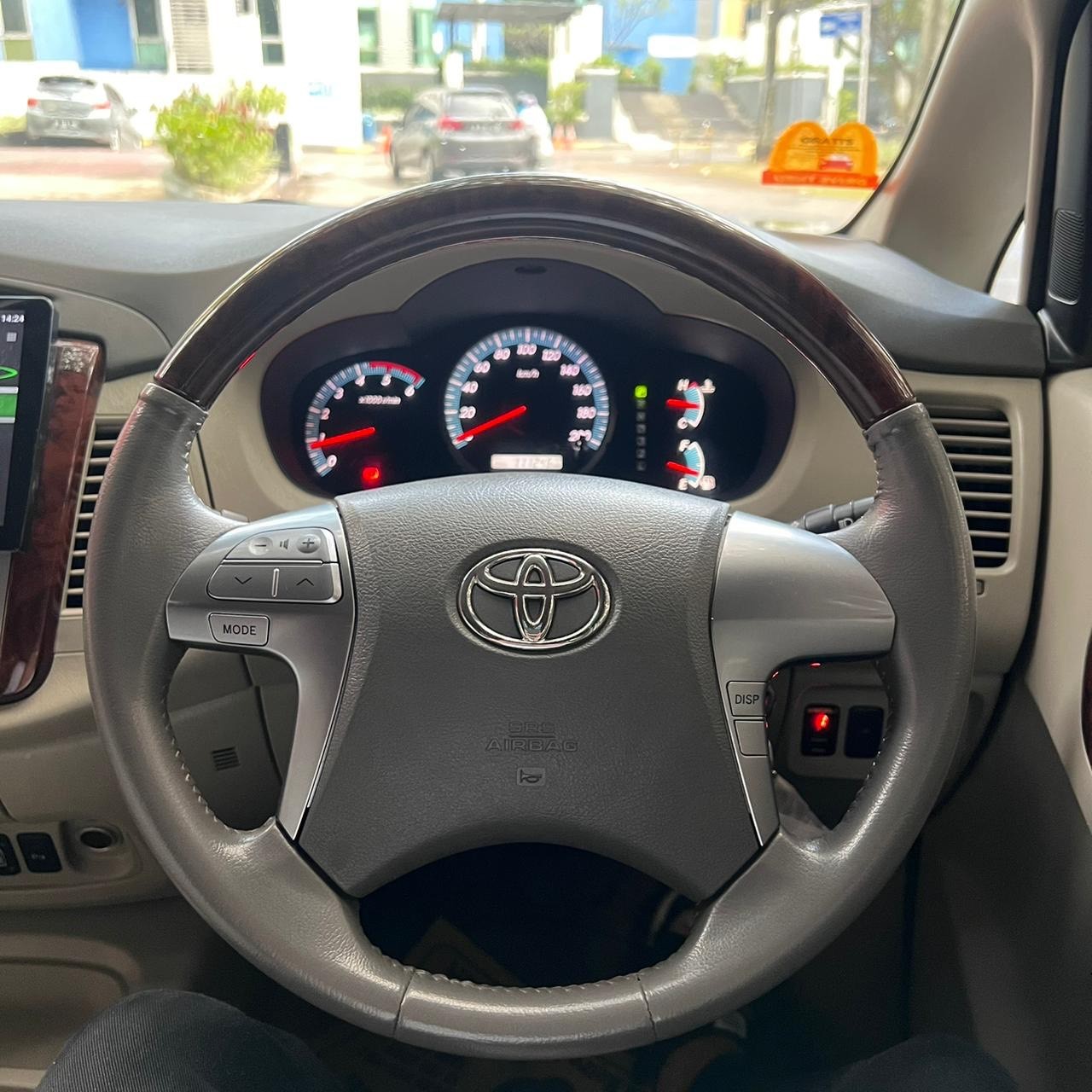 2014 Toyota New Innova V 2.5L AT 2014 Toyota New Innova V 2.5L AT