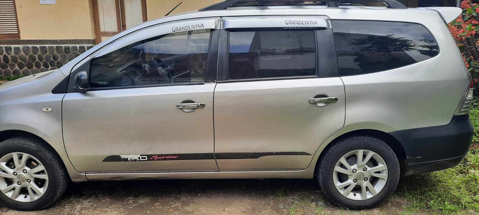 2012 Nissan Grand Livina  1.5 SV MT 2012 Nissan Grand Livina  1.5 SV MT