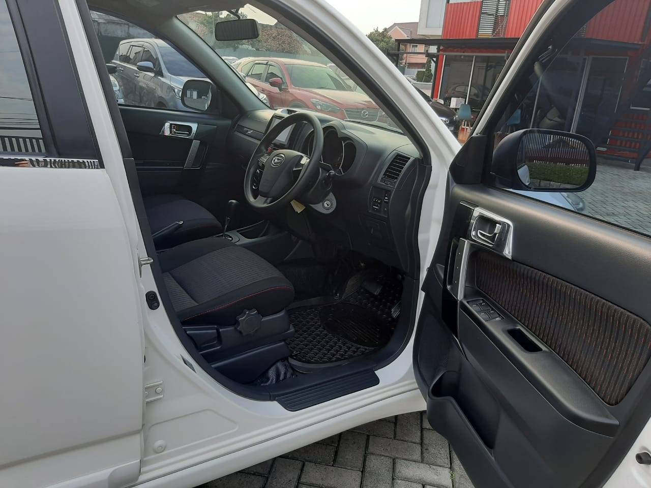 2017 Daihatsu Terios  R 1.5 AT 2017 Daihatsu Terios  R 1.5 AT