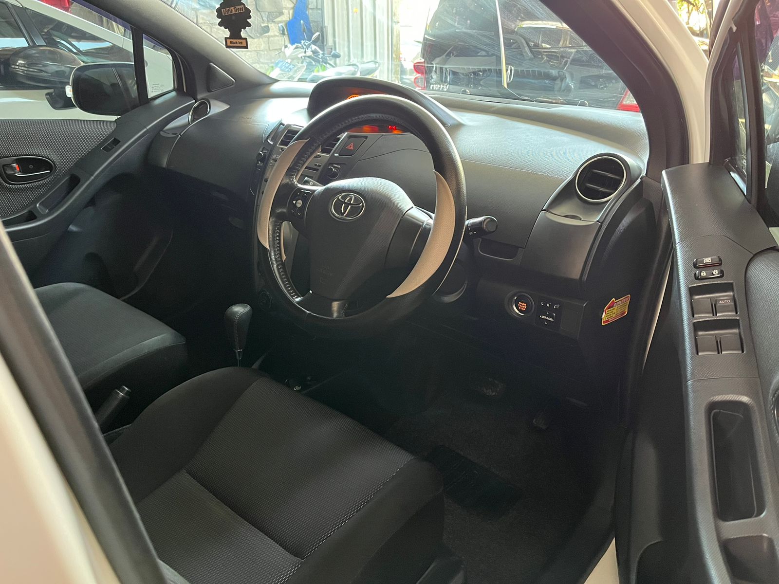 2011 Toyota Yaris  S Limited AT 2011 Toyota Yaris  S Limited AT