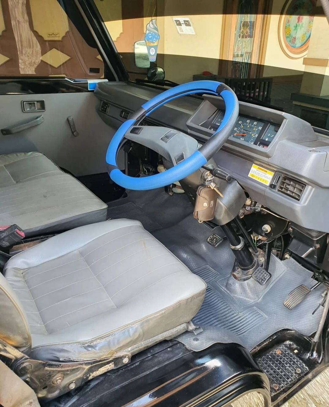 2015 Mitsubishi L300 2015 Mitsubishi L300