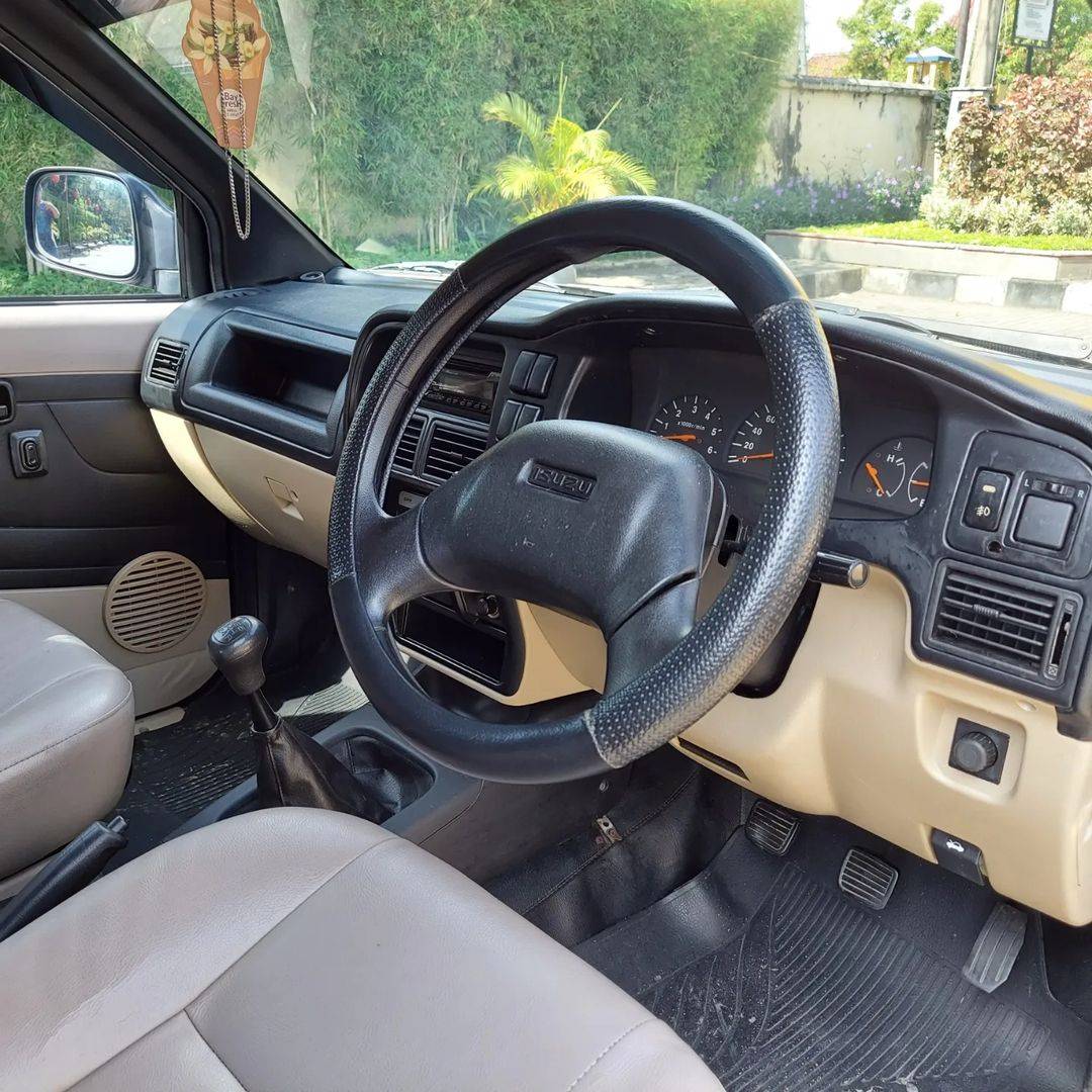 2011 Isuzu Panther  HiGrade 2011 Isuzu Panther  HiGrade