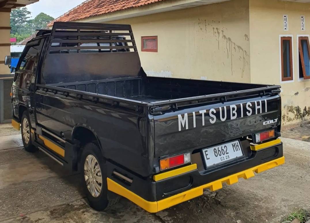 2015 Mitsubishi L300 2015 Mitsubishi L300