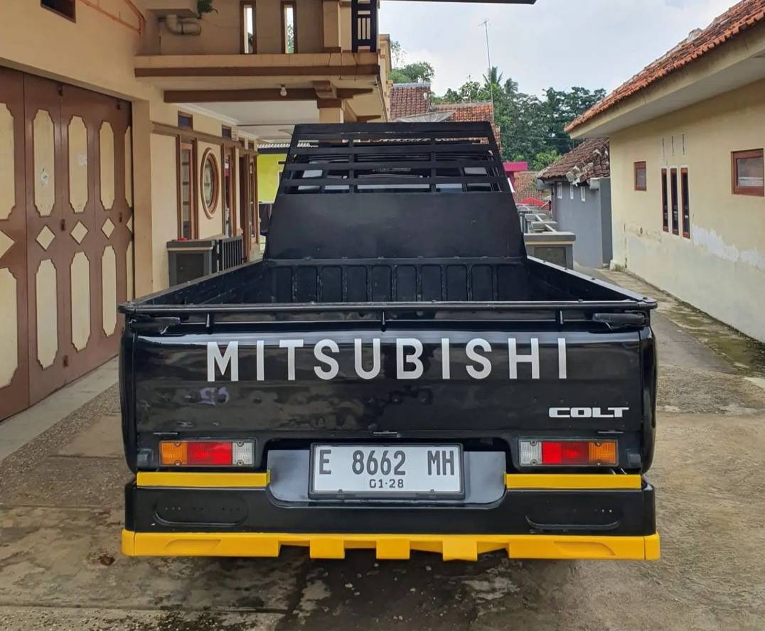 2015 Mitsubishi L300 2015 Mitsubishi L300