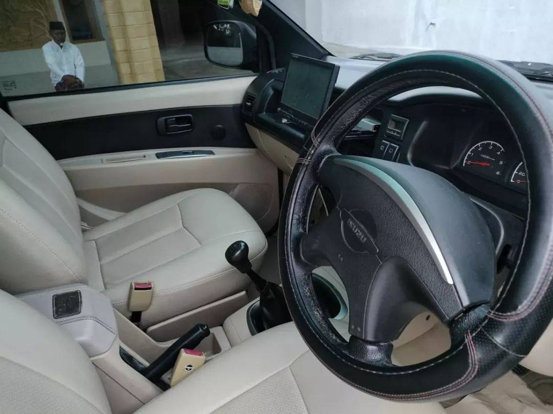 2013 Isuzu Panther 2013 Isuzu Panther