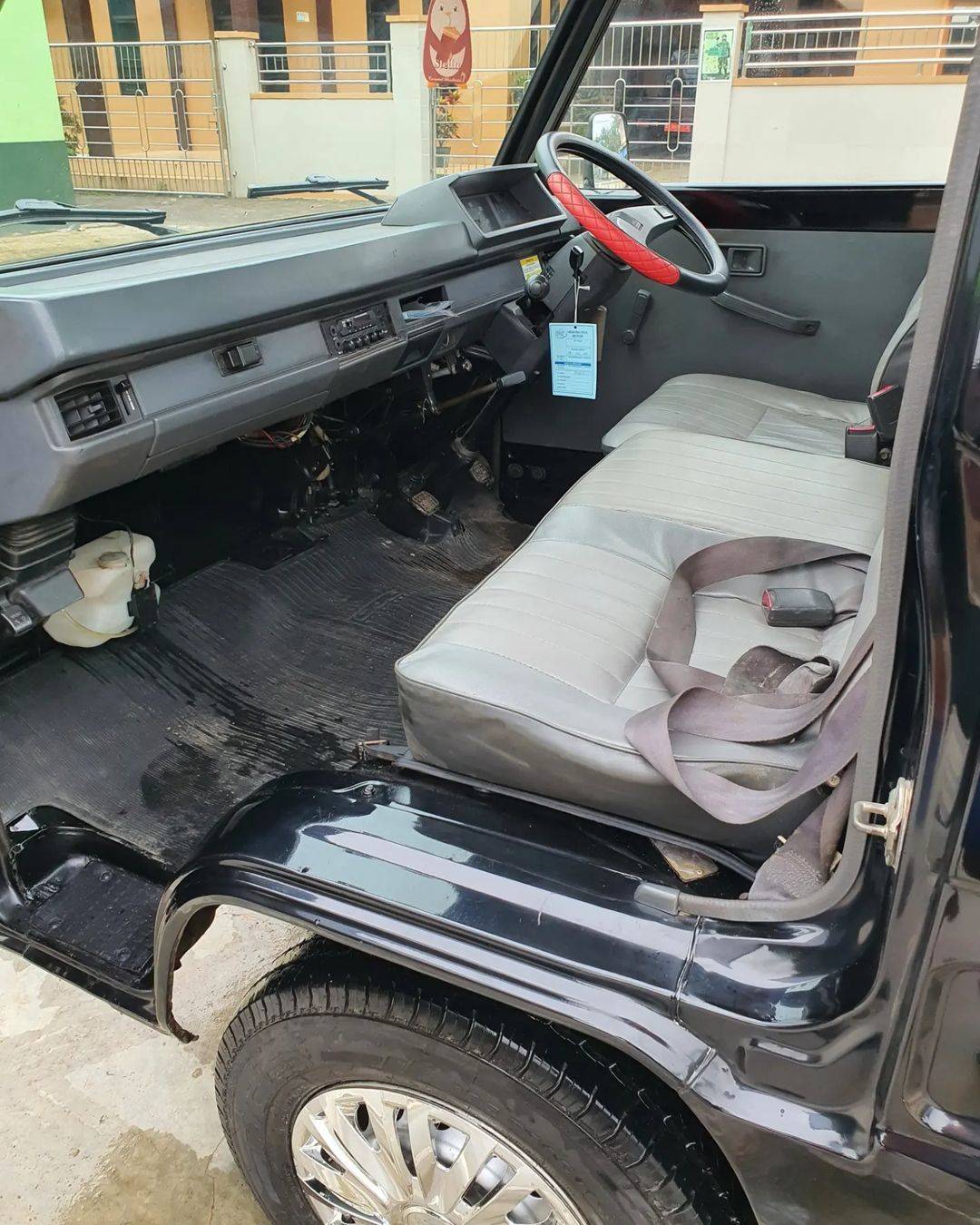 2011 Mitsubishi L300 2011 Mitsubishi L300