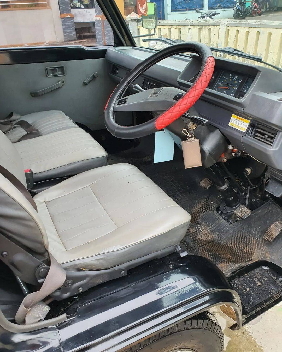 2011 Mitsubishi L300 2011 Mitsubishi L300