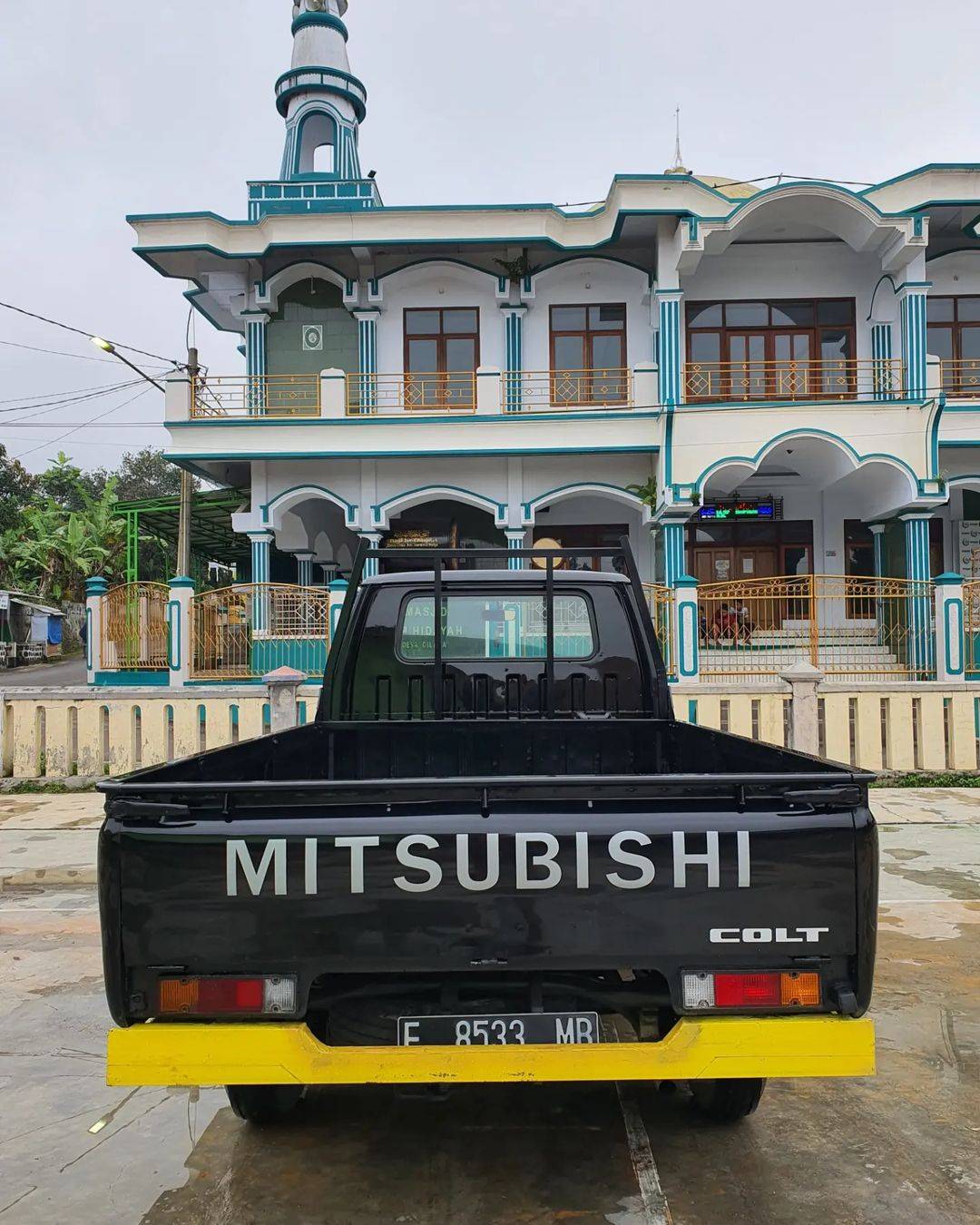 2011 Mitsubishi L300 2011 Mitsubishi L300