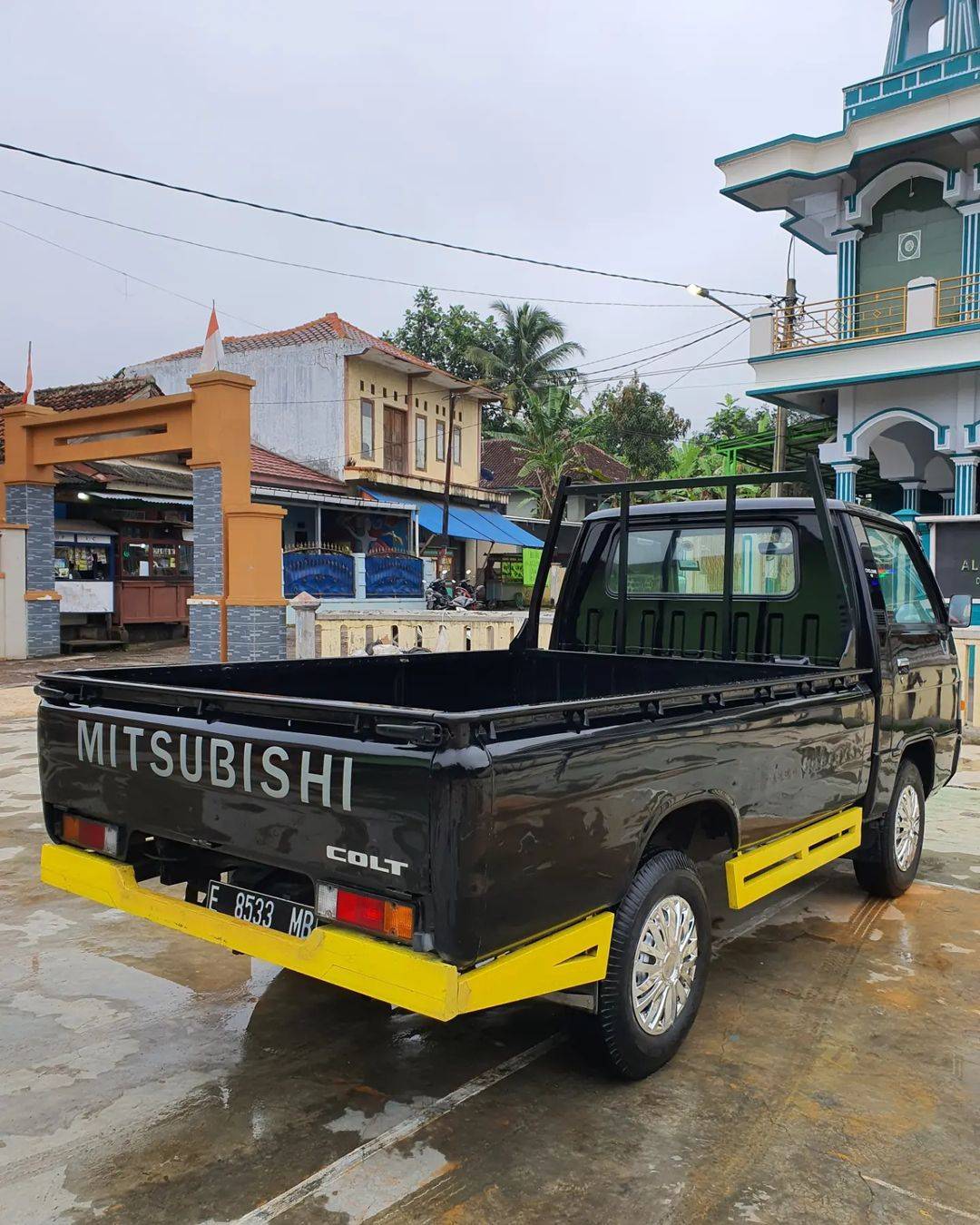 2011 Mitsubishi L300 2011 Mitsubishi L300