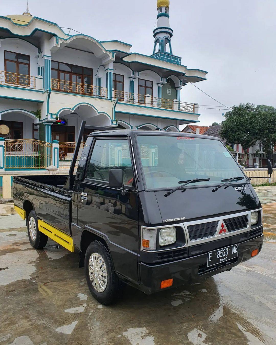 2011 Mitsubishi L300 2011 Mitsubishi L300