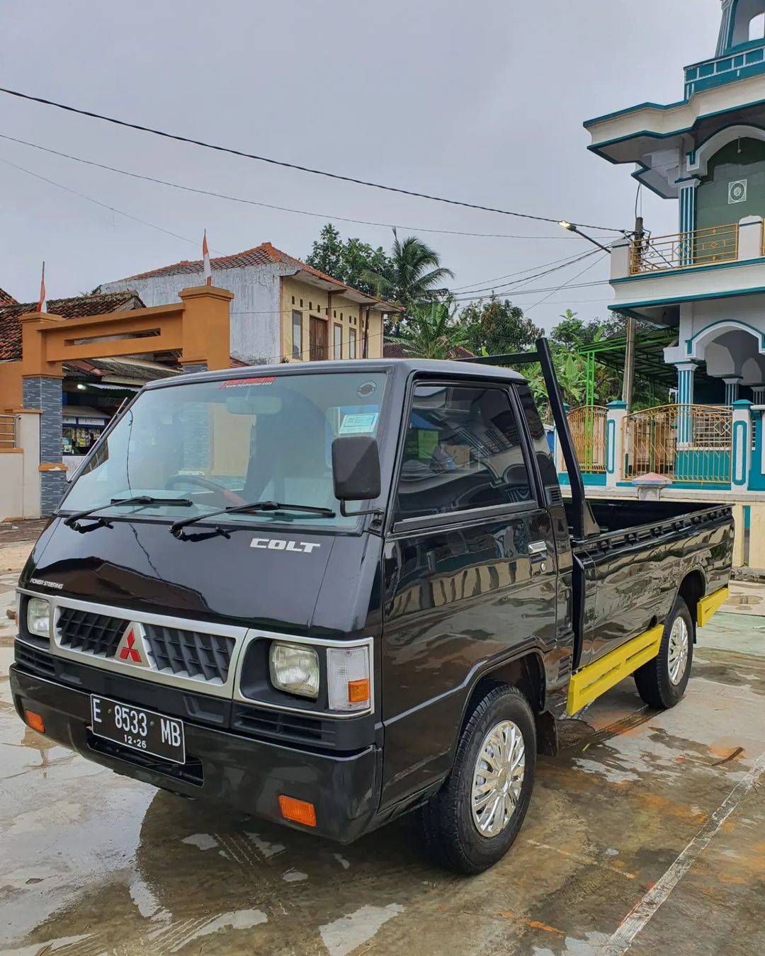 2011 Mitsubishi L300 2011 Mitsubishi L300