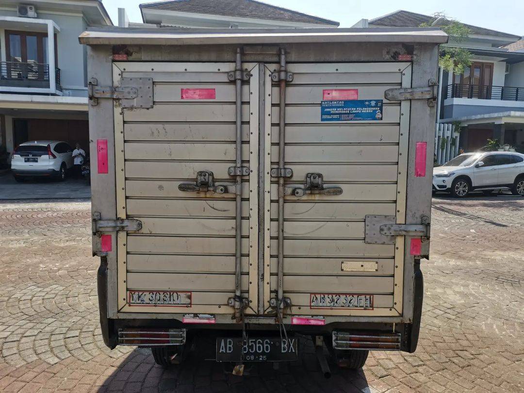 2005 Mitsubishi L300 2005 Mitsubishi L300