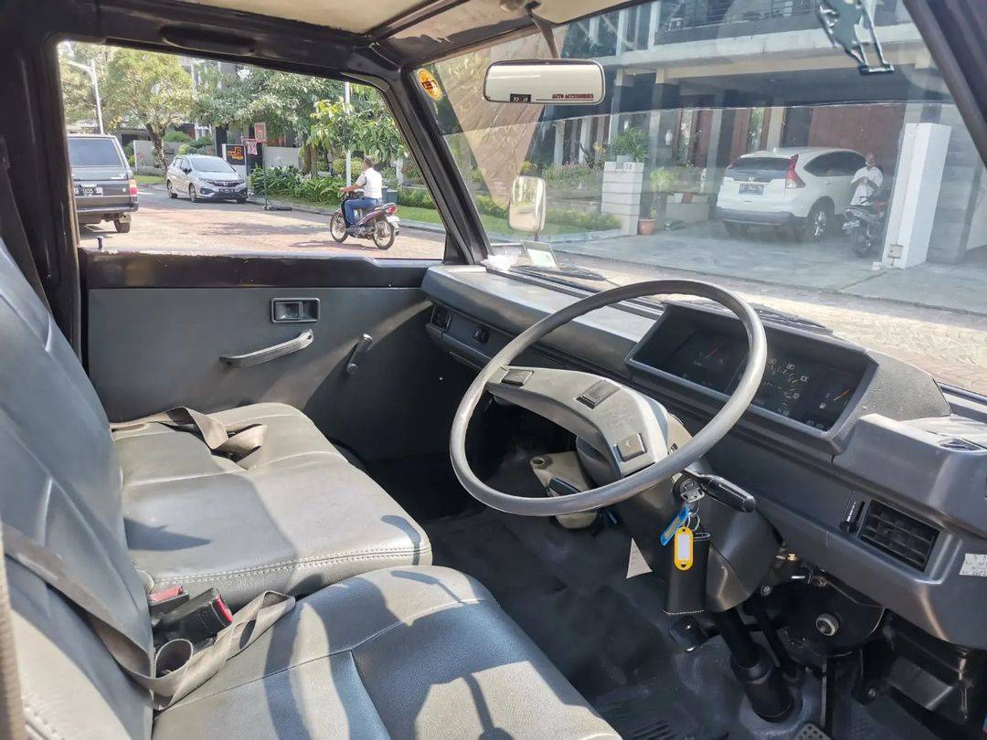 2005 Mitsubishi L300 2005 Mitsubishi L300